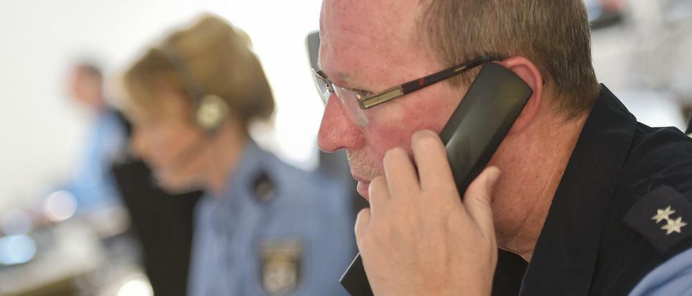 Mitarbeiter der Polizei in der Einsatzzentrale. Dort waren die Telefone nicht lahmgelegt.