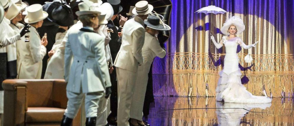 Eliza Doolittle (Katherine Mehrling) nach ihrer Verwandlung.