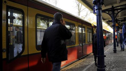 Auf Bahnhöfen sollen jetzt Raucherinseln entstehen. 