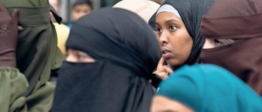 Religion als Fluchtpunkt. Gebannt hören junge Frauen in Offenbach einem Salafisten-Prediger zu.