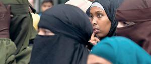 Religion als Fluchtpunkt. Gebannt hören junge Frauen in Offenbach einem Salafisten-Prediger zu.