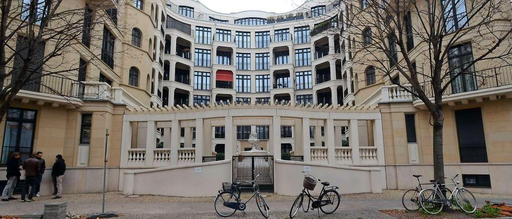 Las Vegas macht auf mediterran? Nein, nur ein Mehrfamilienhaus in Mitte. "Fellini Residences" tauften die Macher ihren Luxusbau mit italienischem Brunnen im Hof.