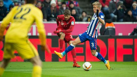 Herthas Per Skjelbred (rechts) kann den Schuss von Thomas Müller (Mitte) nicht verhindern.