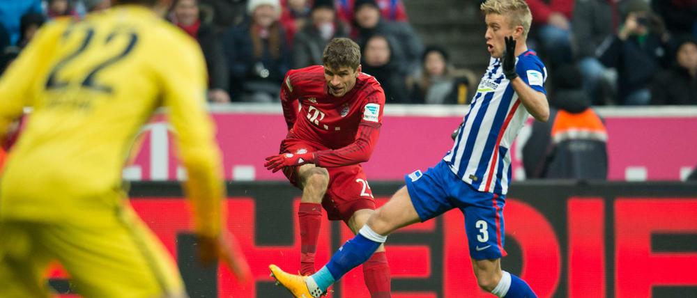 Herthas Per Skjelbred (rechts) kann den Schuss von Thomas Müller (Mitte) nicht verhindern.