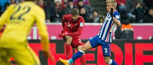 Herthas Per Skjelbred (rechts) kann den Schuss von Thomas Müller (Mitte) nicht verhindern.