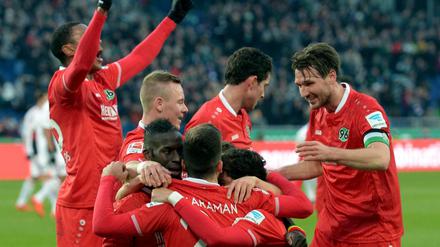 Hannovers Kenan Karaman (von hinten) bejubelt seinen Treffer zum 3:0 gegen den FC Ingolstadt.
