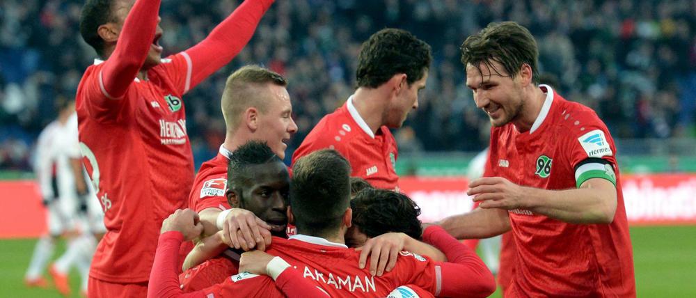 Hannovers Kenan Karaman (von hinten) bejubelt seinen Treffer zum 3:0 gegen den FC Ingolstadt.