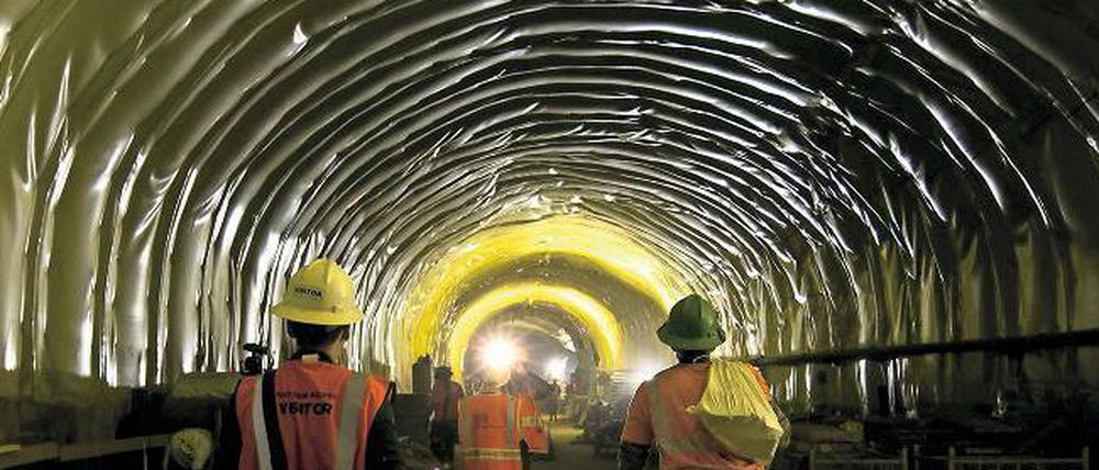 Wie in einem Dom. Arbeiter gehen durch einen Tunnel des derzeit größten Infrastrukturprojekts der USA, des „East Side Access“. Es soll den Bahnverkehr an der US-amerikanischen Ostküste auf das Doppelte seines jetzigen Volumens wachsen lassen.