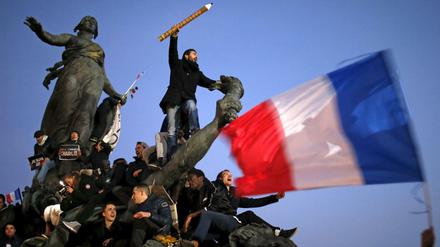 Demonstranten nach dem Anschlag auf Charlie Hebdo: Frankreich begann sein Jahr im Ausnahmezustand und beendet es auch so. Drei Moscheen wurden jetzt dichtgemacht. Weitere Schritte sollen folgen.