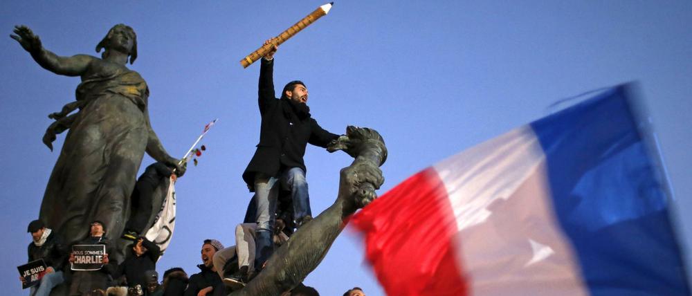 Demonstranten nach dem Anschlag auf Charlie Hebdo: Frankreich begann sein Jahr im Ausnahmezustand und beendet es auch so. Drei Moscheen wurden jetzt dichtgemacht. Weitere Schritte sollen folgen.