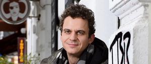 Herr der Kurznachrichten. Christian Huber wohnt in Prenzlauer Berg und schreibt inzwischen auch für Jan Böhmermann.