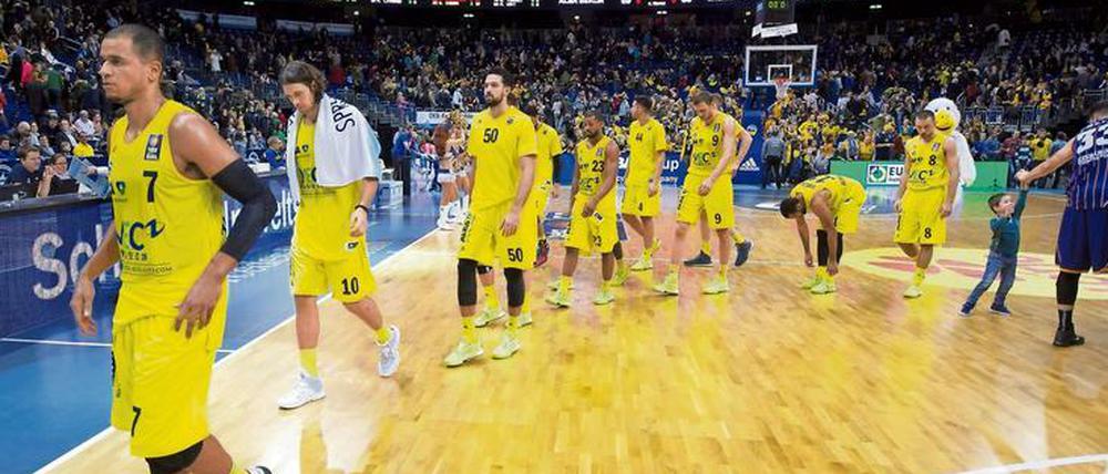 Bitter im Abgang. Nach dem 69:80 gegen die Eisbären Bremerhaven mussten sich die Berliner um Kapitän Alex King (l.) am Sonntag sogar Pfiffe anhören. 