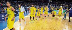 Bitter im Abgang. Nach dem 69:80 gegen die Eisbären Bremerhaven mussten sich die Berliner um Kapitän Alex King (l.) am Sonntag sogar Pfiffe anhören. 