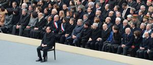 Frankreichs Staatspräsident Hollande mit Kabinettsmitgliedern bei der Trauerfeier.