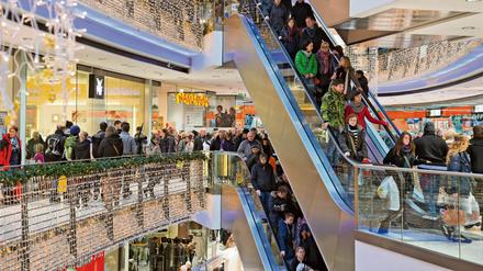 Passanten mit Weihnachtseinkäufen.