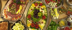 Große Schüsseln, kleine Schüsseln. Von der großen Wurst- und Käseplatte profitieren auch diejenigen, die nur ein paar Rucolablätter mitgebracht haben.