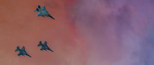 U.S. Air Force F-15C Eagles fliegen im Rahmen einer Nato-Übung mit türkischen F-16C Fighting Falcons.