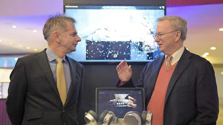 Martin Hoffmann, Intendant der Stiftung Berliner Philharmonie (l.), und Eric Schmidt, Chef des Google-Mutterkonzerns Alphabet, in der Berliner Philharmonie.