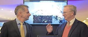 Martin Hoffmann, Intendant der Stiftung Berliner Philharmonie (l.), und Eric Schmidt, Chef des Google-Mutterkonzerns Alphabet, in der Berliner Philharmonie.