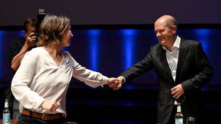 Wahlgewinner Olaf Scholz (SPD) sollte die Möglichkeit in Betracht ziehen, neben den Grünen (hier mit Annalena Baerbock) und der FDP auch mit der Union zu verhandeln. 