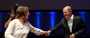 Wahlgewinner Olaf Scholz (SPD) sollte die Möglichkeit in Betracht ziehen, neben den Grünen (hier mit Annalena Baerbock) und der FDP auch mit der Union zu verhandeln. 
