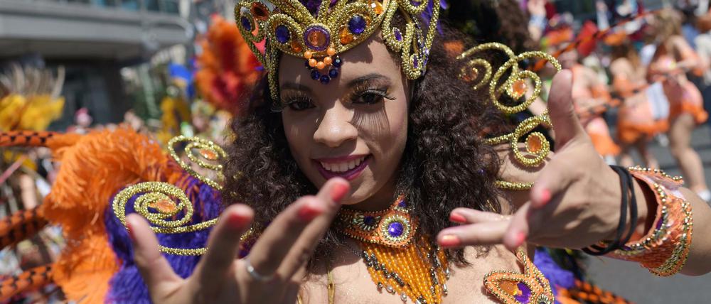 Buntes Fest: Eine Tänzerin der Gruppe Sapucaiu no Samba tanzt beim diesjährigen Karneval der Kulturen in Kreuzberg.