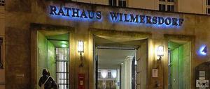 Ende vorigen Jahres, als dieses Bild entstand, verließen alle Ämter das Rathaus Wilmersdorf. Ein Angestellter der Bezirkskasse bereicherte sich dabei offenbar. 