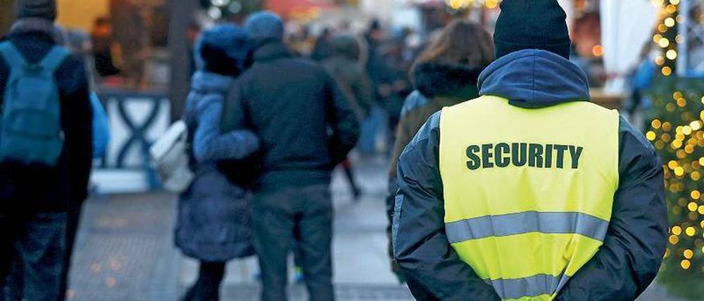 Die verstärkten Sicherheitskontrollen hielten Berliner und Besucher nicht von einem Besuch auf dem Weihnachtsmarkt ab.