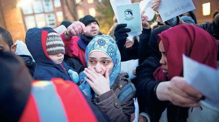 Dichtes Gedränge. Flüchtlinge warten am frühen Morgen am Lageso. Die Zustände am Landesamt gelten als ein Grund für zunehmende Frustration in den Unterkünften. Viele Menschen stehen mehrere Tage immer wieder neu an, um Papiere verlängern zu lassen. 