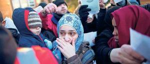 Dichtes Gedränge. Flüchtlinge warten am frühen Morgen am Lageso. Die Zustände am Landesamt gelten als ein Grund für zunehmende Frustration in den Unterkünften. Viele Menschen stehen mehrere Tage immer wieder neu an, um Papiere verlängern zu lassen.