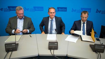 Ein einem Tisch. CDU-Chef und Innensenator Frank Henkel, der Regierende Bürgermeister Michael Müller (SPD) und CDU-Sozialsenator Mario Czaja.