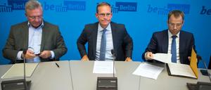 Ein einem Tisch. CDU-Chef und Innensenator Frank Henkel, der Regierende Bürgermeister Michael Müller (SPD) und CDU-Sozialsenator Mario Czaja.
