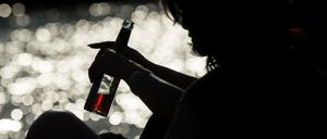 Gefährlich. Übermäßiger Alkoholkonsum kann schwere Erkrankungen zur Folge haben, bis hin zum Tod. In Deutschland sterben jährlich rund 74.000 Menschen an den Folgen von Alkohol.