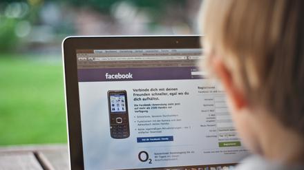 Viele Kinder sind abhängig vom Surfen im Internet.