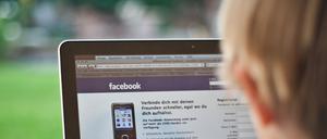 Viele Kinder sind abhängig vom Surfen im Internet.