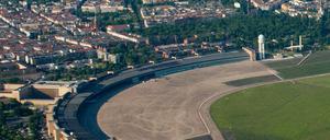 Unendliche Weiten. Das Tempelhofer Feld ist eine Notunterkunft. Nun greift der Senat nach den Rändern des Vorfeldes, um weitere mobile und provisorische Unterkünfte aufzustellen.