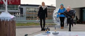 Wintersport: 16 Meter lang ist die Bahn für das Eisstockschießen auf dem Dach des Anbaus hinter dem Bikini-Haus am Zoo.