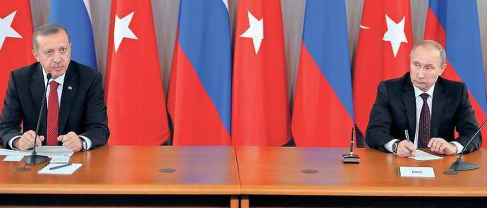 Auf Distanz. Seit dem Abschuss eines russischen Kampfjets hat sich das Klima zwischen Erdogan (l.) und Putin verschlechtert. Früher waren beide enge Partner.