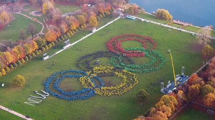 Mehrere Hundert Menschen bilden mit verschieden farbigen Ponchos am 8.11.2015 im Stadtpark in Hamburg die Olympischen Ringe im Rahmen der Olympia-Initiative "Feuer und Flamme für Hamburg 2024" nach. Am Sonntag entscheiden die Bürger in Hamburg und Kiel in einem Referendum, ob sich die Hansestadt Hamburg um Olympische Spiele 2024 bewerben soll. 