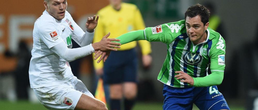 Probleme in der Fremde. Marcel Schäfer (rechts, Szene mit Alexander Esswien) und der VfL Wolfsburg spielen auswärts nicht so konstant wie in den letzten Jahren. Auch in Augsburg reichte es nur zu einem torlosen Unentschieden. 