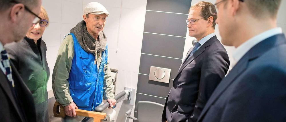 Bahnhofmissions-Leiter Dieter Puhl (3.v.l.) führte unter anderem den Regierenden Bürgermeister Michael Müller (2.v.r.) und Sozialsenator Mario Czaja (r.) durch das Hygienecenter.