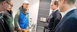 Bahnhofmissions-Leiter Dieter Puhl (3.v.l.) führte unter anderem den Regierenden Bürgermeister Michael Müller (2.v.r.) und Sozialsenator Mario Czaja (r.) durch das Hygienecenter.