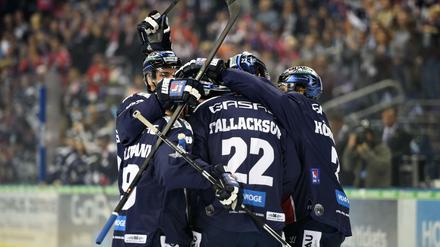 Spieler der Eisbären freuen sich über ein Tor, hier noch gegen Nürnberg.