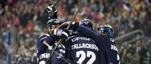 Spieler der Eisbären freuen sich über ein Tor, hier noch gegen Nürnberg.