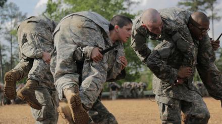Alle Truppen sollen in den USA für Frauen geöffnet werden. Auf diesem Foto ist die erste Frau zu sehen, die den den US-Army dem Posten eines Leutnants übernahm: Kirsten Griest.