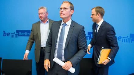 Michael Müller (M, SPD), Regierender Bürgermeister von Berlin, Frank Henkel (l, CDU), Berliner Innensenator, und Mario Czaja (r, CDU), Berliner Gesundheitssenator, am 02.09.2015 bei einer Pressekonferenz in Berlin. 
