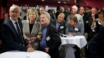 Da war die Welt noch halbwegs in Ordnung. Olympia-Befürworter warten gemeinsam mit Stadtentwicklungssenatorin Dorothee Stapelfeldt auf das Ergebnis des Referendums. 