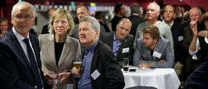 Da war die Welt noch halbwegs in Ordnung. Olympia-Befürworter warten gemeinsam mit Stadtentwicklungssenatorin Dorothee Stapelfeldt auf das Ergebnis des Referendums. 