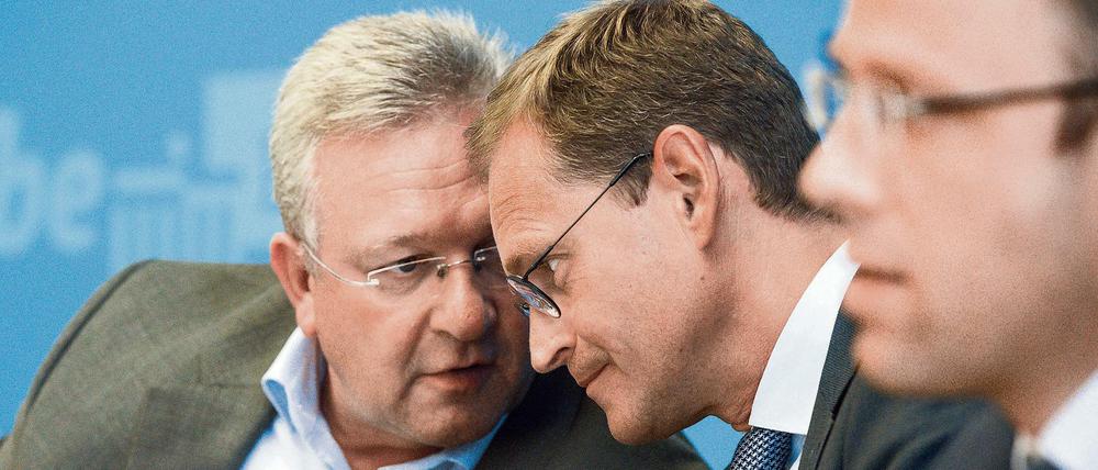 Michael Müller (M, SPD), Regierender Bürgermeister von Berlin, Frank Henkel (l, CDU), Berliner Innensenator, und Mario Czaja (r, CDU), Berliner Gesundheitssenator, bei einer Pressekonferenz. 