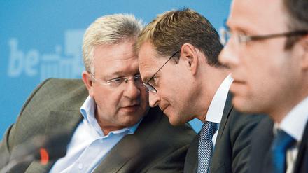 Michael Müller (mitte, SPD), Regierender Bürgermeister von Berlin, Frank Henkel (links, CDU), Berliner Innensenator, und Mario Czaja (rechts, CDU), Berliner Gesundheitssenator: Misstöne in der Koalition.